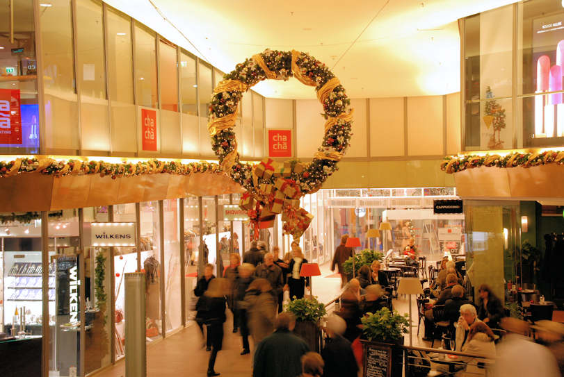 3371_4774 Weihnachtskranz, Adventskranz - weihnachtlich geschmückte Hamburger Einkaufspassage. | Adventszeit  in Hamburg - Weihnachtsmarkt - VOL. 2